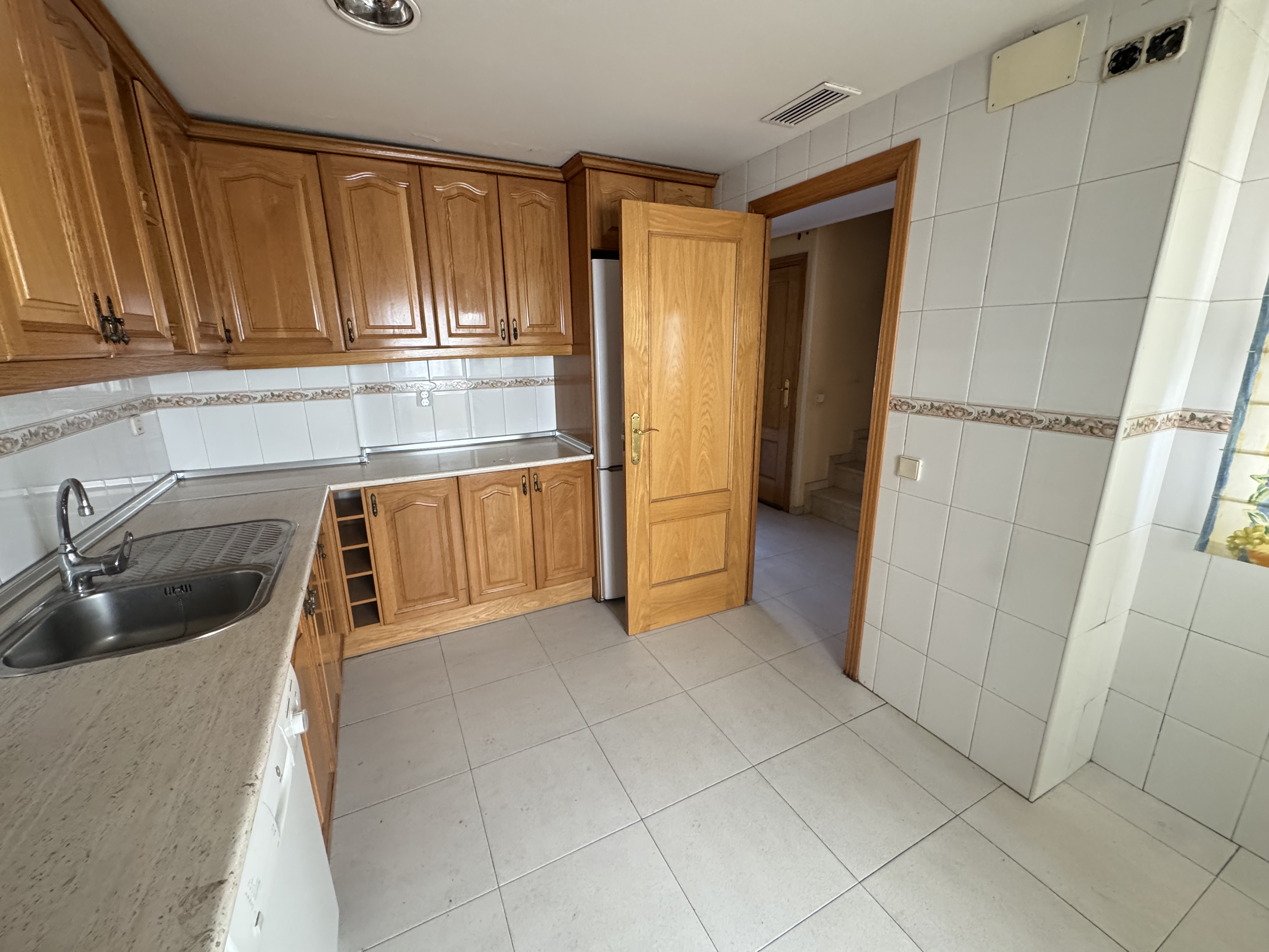 ZONA LAGUNA PARK, PARLA, 5 Habitaciones Habitaciones, ,2 BathroomsBathrooms,Casas y Chalets,En Venta,ZONA LAGUNA PARK,1156