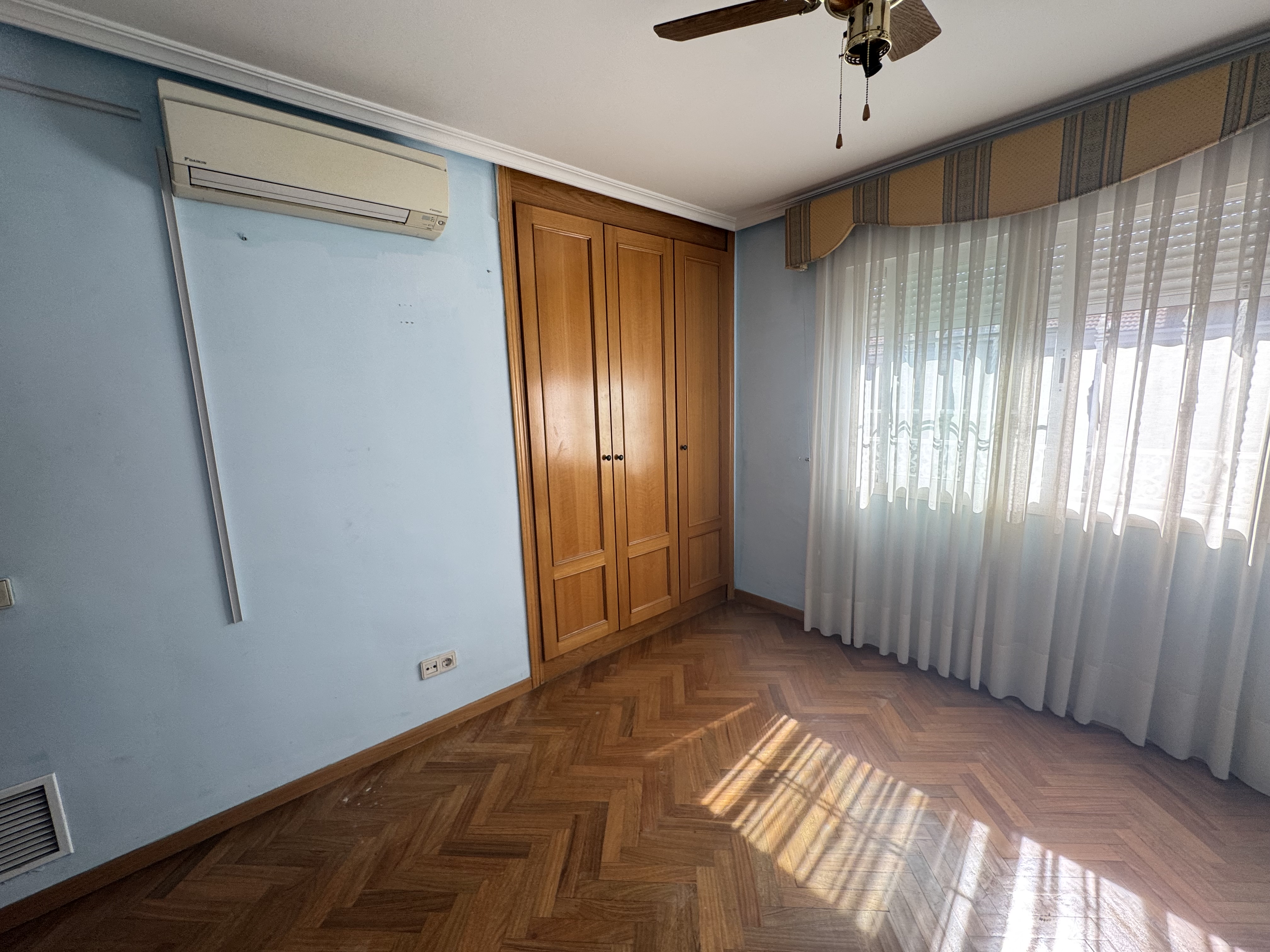 ZONA LAGUNA PARK, PARLA, 5 Habitaciones Habitaciones, ,2 BathroomsBathrooms,Casas y Chalets,En Venta,ZONA LAGUNA PARK,1156